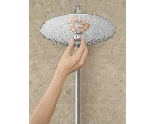 Regendouche met hand bij het instellen van de douchekop