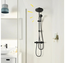 Badkamer met zwarte douchearmatuur met hoofd- en handdouche