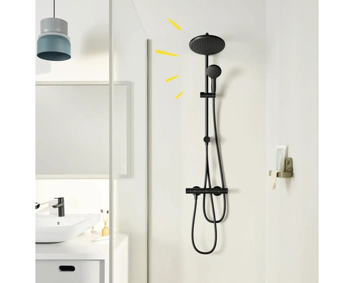 Badkamer met zwarte douchearmatuur met hoofd- en handdouche