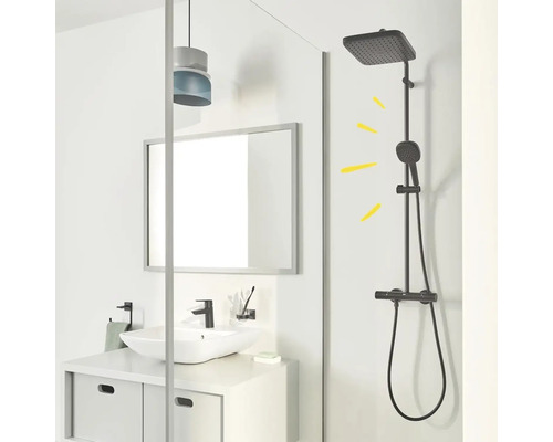 Badkamer met wastafel, spiegel en douchekolom