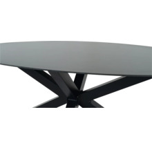 Detailopname van een ronde eettafel met metalen onderstel