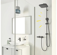 Badkamer met wastafel, spiegel en douchezuil