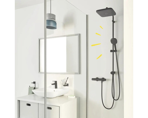 Badkamer met wastafel, spiegel en douchezuil