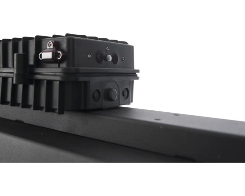 Zwarte garagedeuraandrijving op een rail