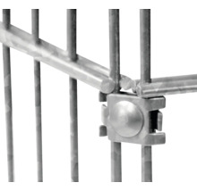 Detailopname van een metalen hekwerk met verbindingselement