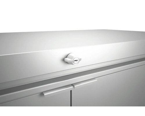 Detailopname van een metalen kast met slot en handgrepen