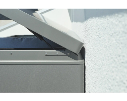 Detailopname van een geopende tuinbox voor het opbergen van tuinartikelen