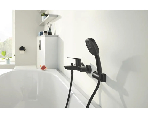 Zwarte badkraan met handdouche op een wit bad