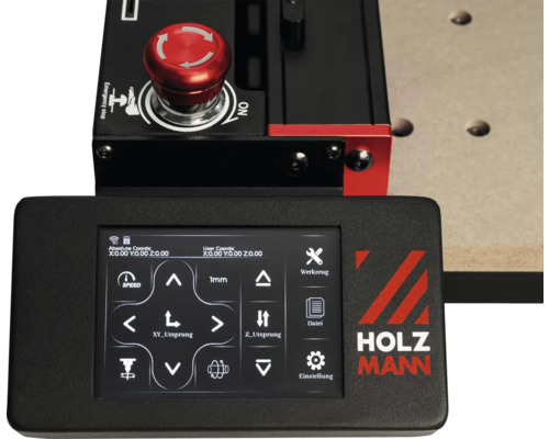 Bedieningspaneel van een houtbewerkingsmachine met noodstopknop en scherm voor bediening
