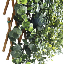 Kunstmatige klimopwand met houten frame voor de tuin.