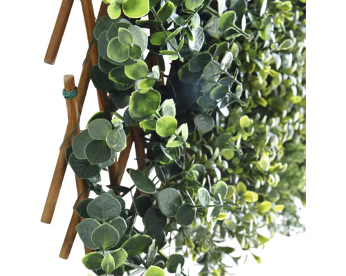 Kunstmatige klimopwand met houten frame voor de tuin.