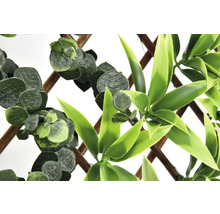 Kunstplantenwand met eucalyptus en bamboebladeren op houten raster