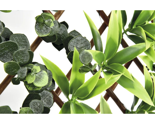 Kunstplantenwand met eucalyptus en bamboebladeren op houten raster