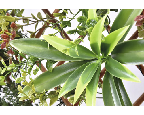 Kunstplant met groene bladeren en houten frame