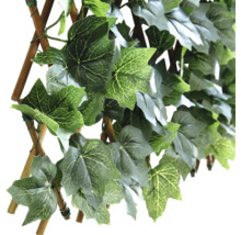 Kunstmatige klimop op houten raster voor decoratie