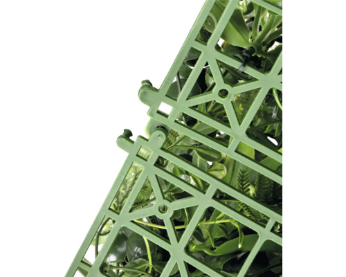 Detailopname van een groene, kunstmatige heggenmat met bladeren en bevestigingsstructuur