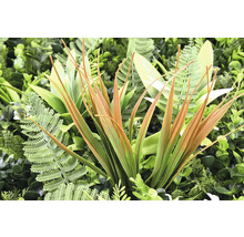 Close-up van een groene plantenwand met kunstplanten.