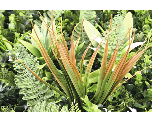 Close-up van een groene plantenwand met kunstplanten.
