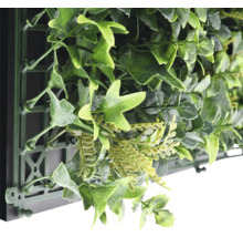 Kunstmatige plantenwand met diverse groene bladeren