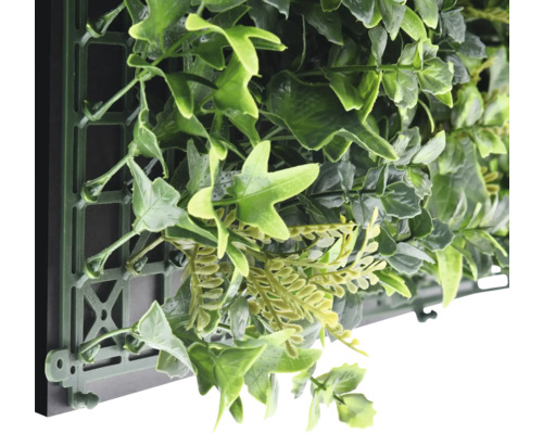 Kunstmatige plantenwand met diverse groene bladeren