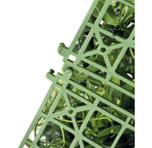 Detailopname van een groene kunstplantenwand met kunststof raster