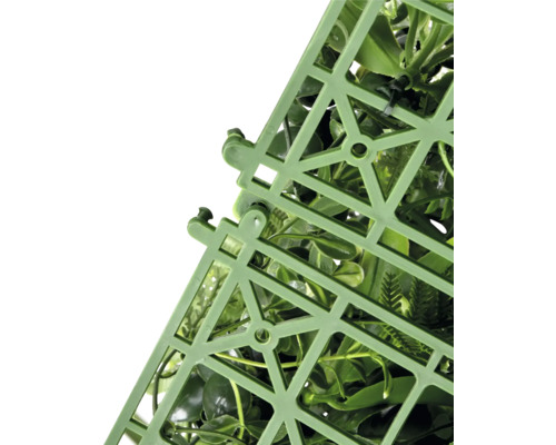 Detailopname van een groene kunstplantenwand met kunststof raster