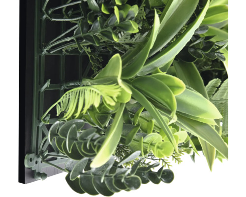 Detail van een kunstmatige plantenwand met diverse groene bladeren