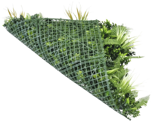 Groene plantenwand met verschillende plantensoorten en kunststof rooster