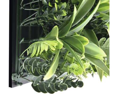 Detailopname van een kunstmatige plantenwand met verschillende groene tinten