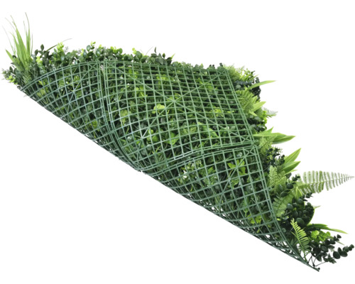 Kunstmatige plantenwand met verschillende groene bladeren en een kunststof rooster