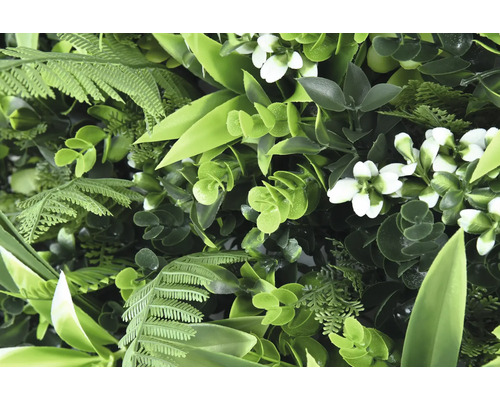 Kunstmatige plantenwand met varens, eucalyptus en bloemen voor een realistische uitstraling
