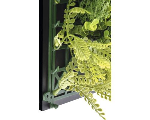 Kunstmatige plantenwand met diverse bladsoorten op kunststof raster