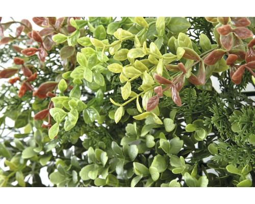 Close-up van kunstmatige planten met groene en bruine bladeren