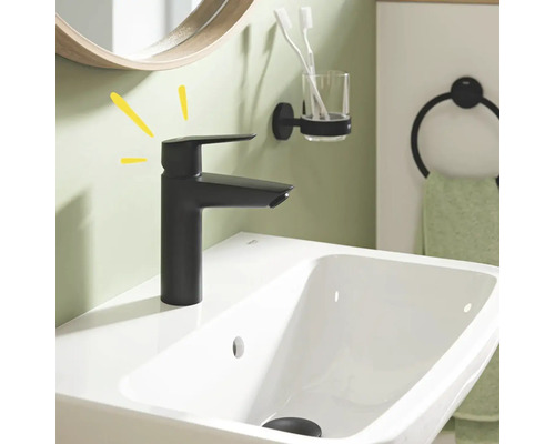 Wastafel met zwarte kraan in de badkamer