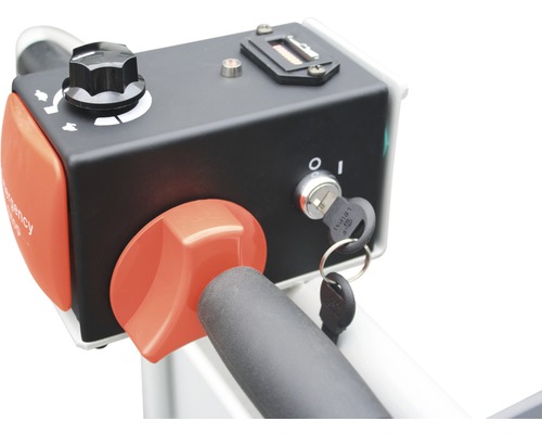 Detailopname van een bedieningspaneel met noodstop, draaiknop, urenteller en contactsleutel