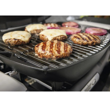 Grill met hamburgerpatty''s, sommige gegarneerd met kaas