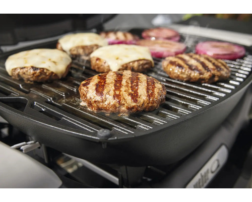 Grill met hamburgerpatty''s, sommige gegarneerd met kaas