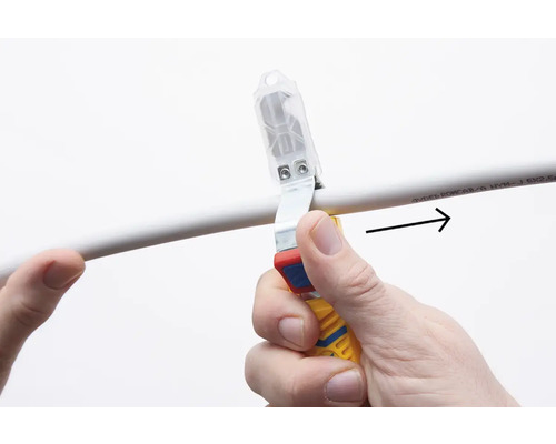 Kabelstripper snijdt een kabel