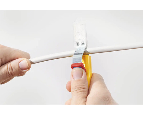 Striptang in gebruik op een kabel.