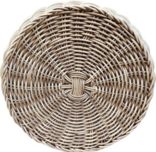 Ronde mand van gevlochten materiaal