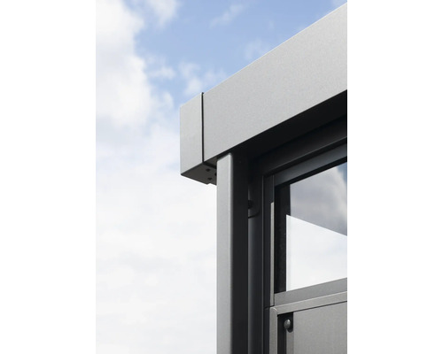 Detailaanzicht van een modern tuinhuis met raam en aluminium frame