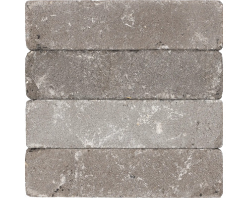 Vier grijze betonnen straatstenen liggen op elkaar.