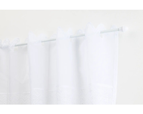 Gordijn van voile met lusophanging aan een gordijnroede