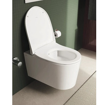 Wandcloset met diepspoeling en open spoelrand in de badkamer.