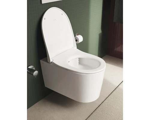 Wandcloset met diepspoeling en open spoelrand in de badkamer.