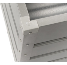 Detailopname van een metalen plantenbak met hoekverbinding