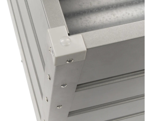 Detailopname van een metalen plantenbak met hoekverbinding