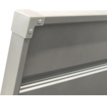 Detailopname van een afzetpaal met hoekverbinding en schroeven