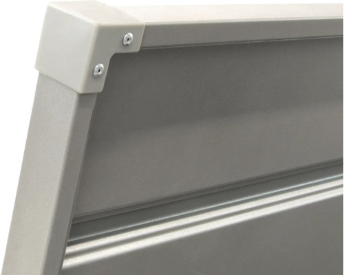 Detailopname van een afzetpaal met hoekverbinding en schroeven