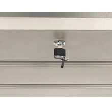 Sleutel zit in het slot van een opbergunit